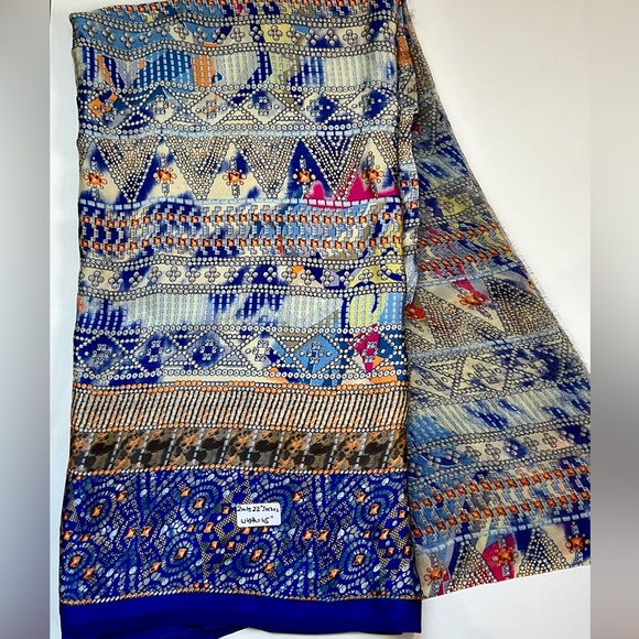 Blue printed geometric georgette satin fabric of 2Yds 22 Inches Width 45 Inches - Picture 2 of 5